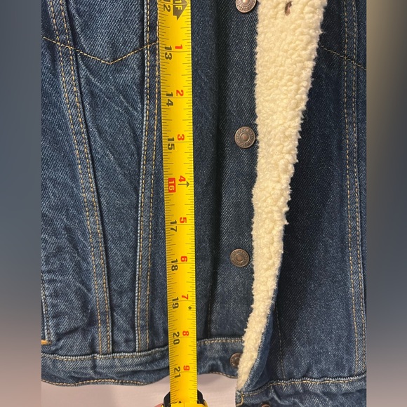 Levi Denim Trucker Jacket with Sherpa Lining (Women’s) - Picture 5 of 6